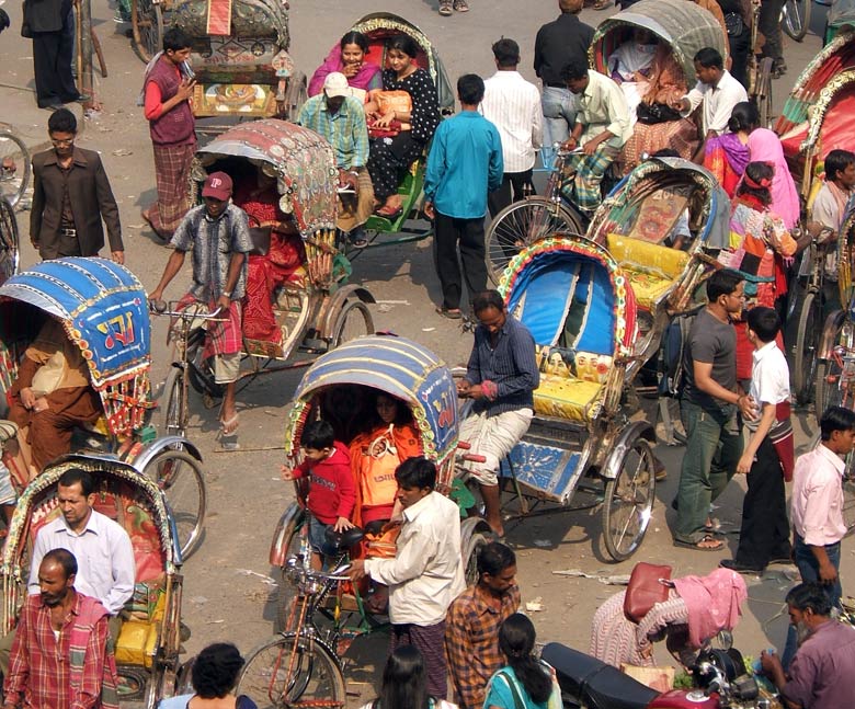 Buntes Treiben in Dhaka. Jeder geht seiner Wege.