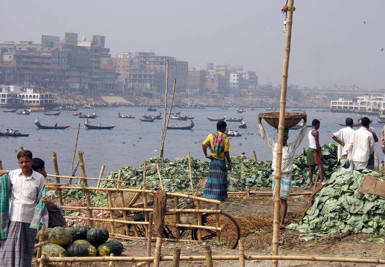 Viele kleine Boote auf dem Fluss, im Vordergrund Obst- und Gemüsehandel 