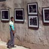 Junge in Foto-Ausstellung