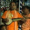 Musiker in orangefarbenem T-Shirt