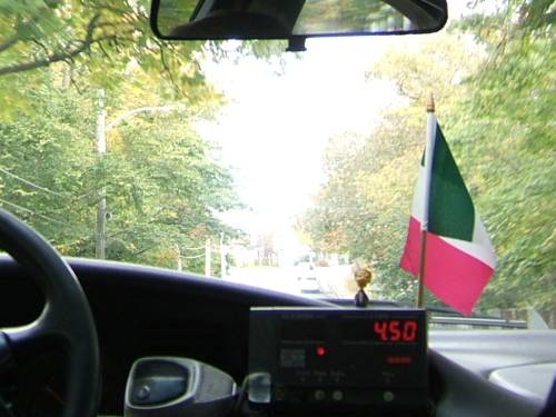 Inoffizielle NFLD-Fahne im Taxi. Foto: Lena Schmidt