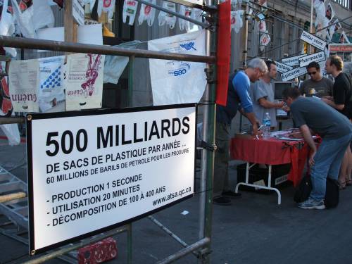 Schild und Informationsstand. Foto: Paul Morf Gronert