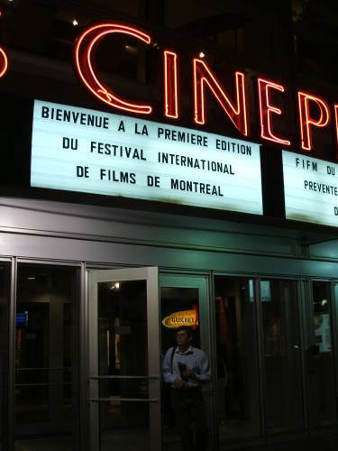 Anzeigetafel über Kinoeingang heißt Zuschauer zum ersten 'Festival international de films' willkommen. Foto: Paul Morf Gronert
