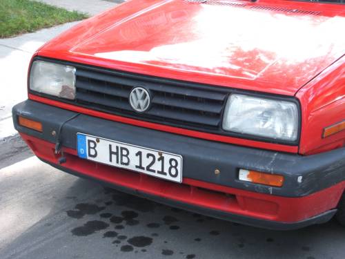 Roter VW-Golf mit Berliner Nummernschild. Foto: Paul Morf Gronert