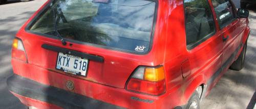 Roter VW-Golf, hinten mit Québec-Nummernschild. Foto: Paul Morf Gronert