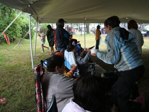 Regenzuflucht beim Pow-Wow. Foto: Paul Morf Gronert