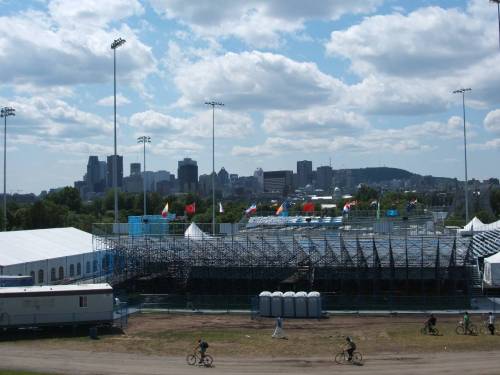 Schwimm-WM-Gelnde mit Skyline im Hintergrund. Foto: Paul Morf Gronert