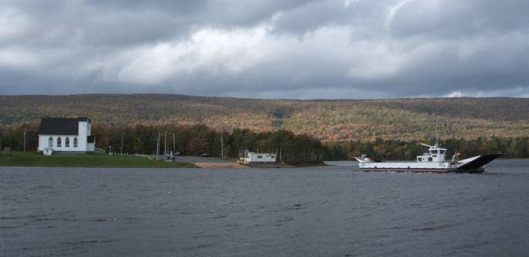 Fhre ber einen Seitenarm des Binnenmeeres 'Bras d'Or', Cape Breton Island. Foto: Paul Morf Gronert