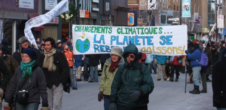 Transparent 'Changements climatiques... La plante se rebelle. Agissons!'. Foto: Paul Morf Gronert