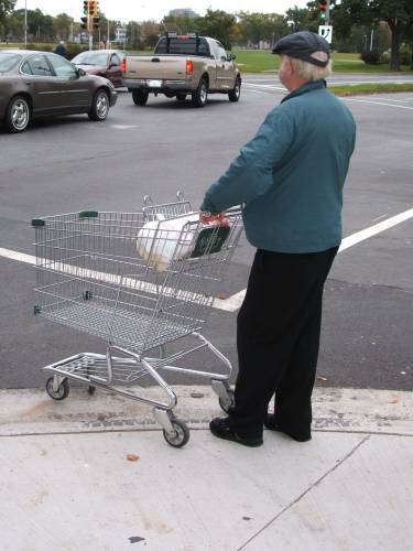 Mann mit Einkaufswagen an Straenkreuzung in Halifax. Foto: Paul Morf Gronert