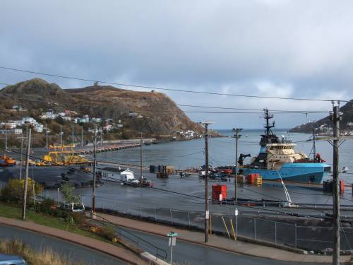 Saint John's Hafen mit ffnung zum Meer und Signalhill links davon. Foto: Paul Morf Gronert