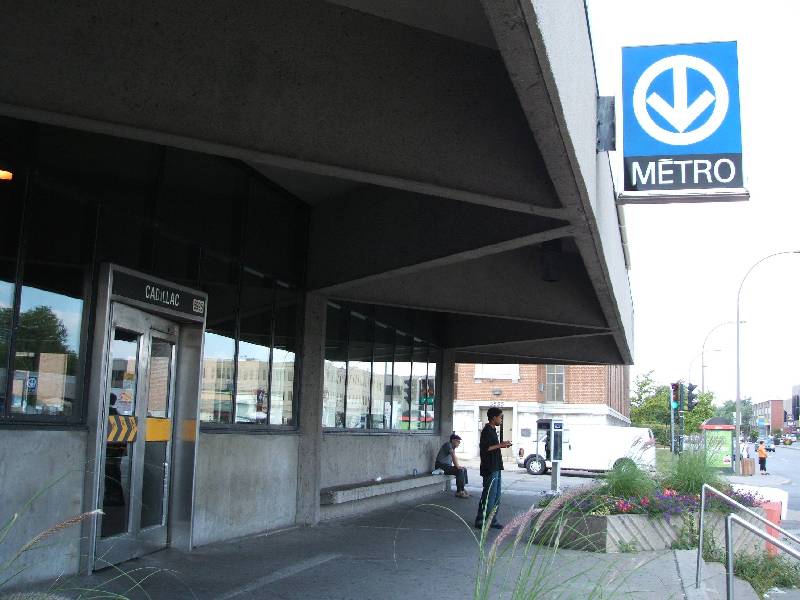 Eingang zur Mtro-Station 'Cadillac' mit charakteristischer Tr und dem blauen Logo. Foto: Paul Morf Gronert