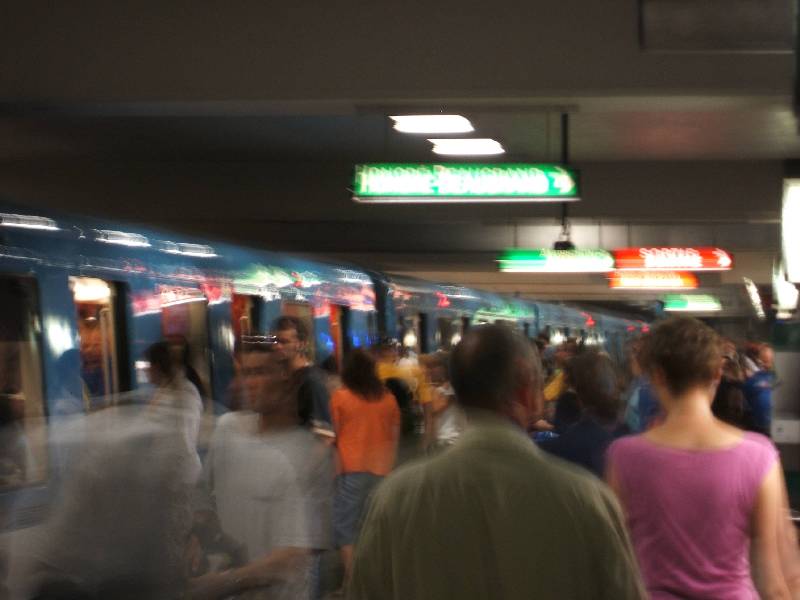 Menschen auf dem Bahnsteig. Foto: Paul Morf Gronert