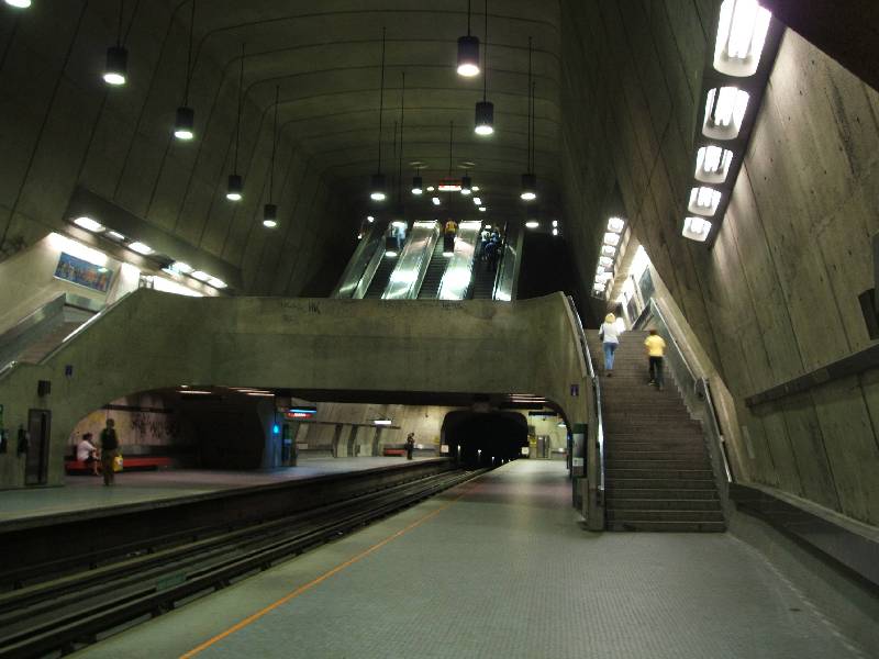 Futuristische Station 'Radisson' vom Bahnsteig aus gesehen. Foto: Paul Morf Gronert