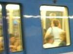 Menschen hinter Métro-Fenstern. Foto: Paul Morf Gronert