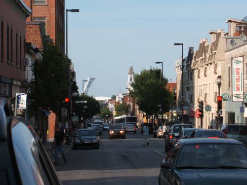 Am Ende der Avenue du Mont Royal erscheint das Stadion. Foto: Paul Morf Gronert