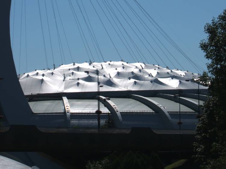 Stadion bei starker Sonne. Foto: Paul Morf Gronert