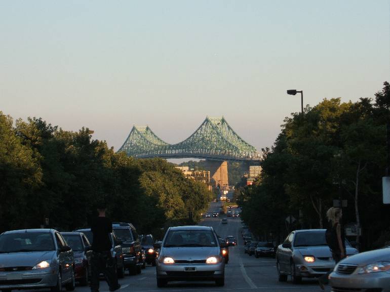 Autos, im Hintergrund eine sonnenbeschienene Stahlbrcke. Foto: Paul Morf Gronert