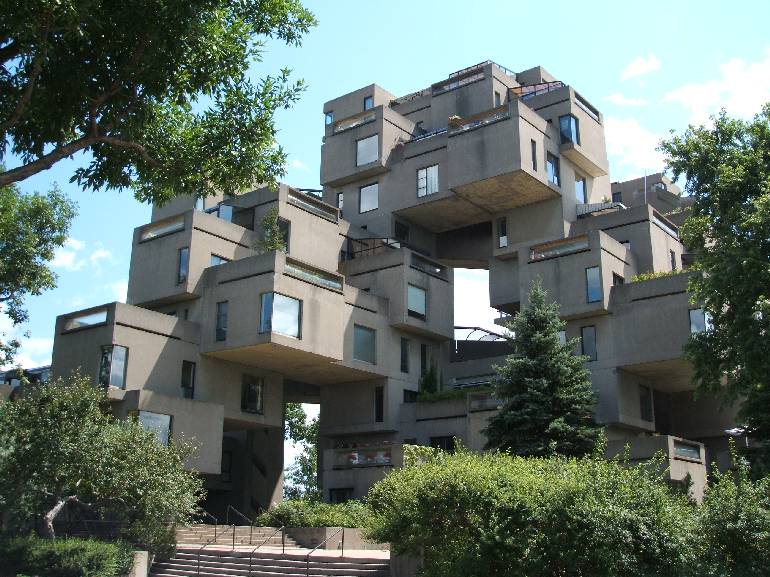 Gestapelte Betonkisten bilden ein Wohnhaus. Foto: Paul Morf Gronert