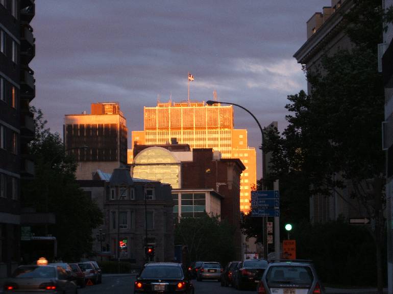 Hochhaus in der Abendsonne. Foto: Paul Morf Gronert