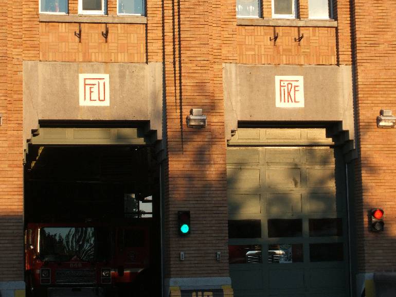 Feuerwache mit den Worten 'Feu' und 'Fire' ber den Ausfahrten. Foto: Paul Morf Gronert