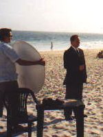 Fernsehkorrespondent am Strand, Rio de Janeiro, Brasilien